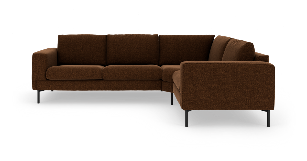Brun L-soffa i modern design med smala svarta ben, frilagd på vit bakgrund.