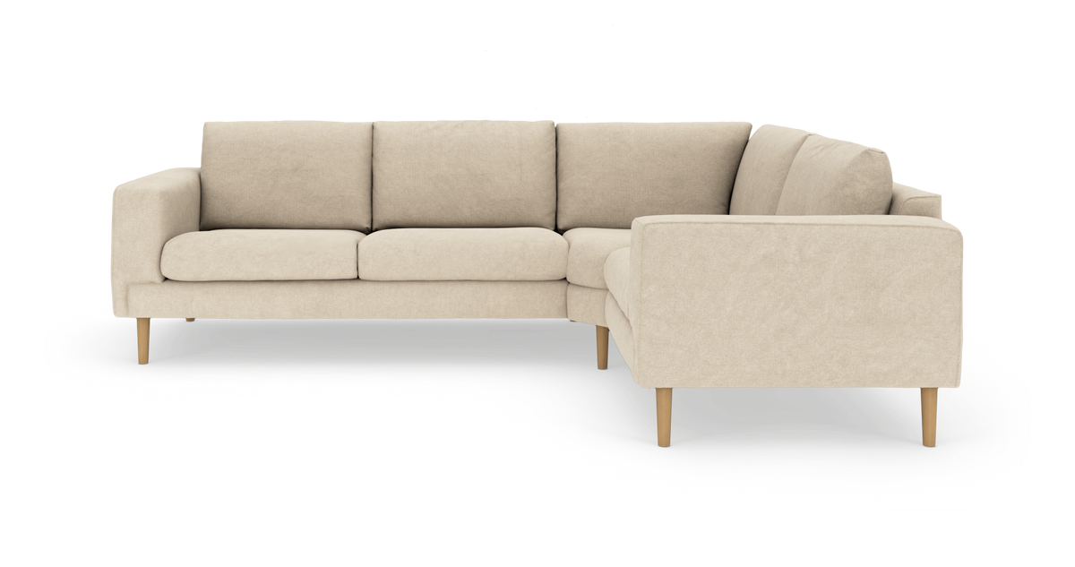 Beige L‑soffa med trärben, front/diagonal vy mot vit bakgrund.