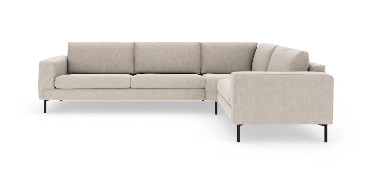 Beige L-formad modulsoffa med höger schäslong och svarta metallben, frilagd mot vit bakgrund.