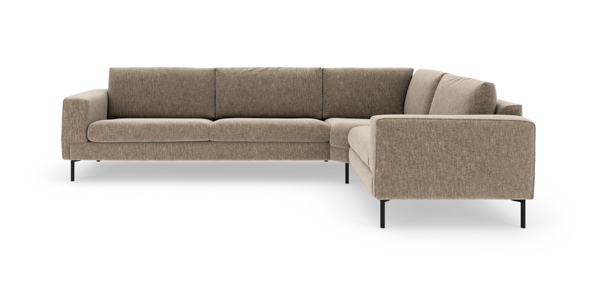 L‑formad modulsoffa i beige tyg med smala svarta metallben, frilagd mot vit bakgrund.