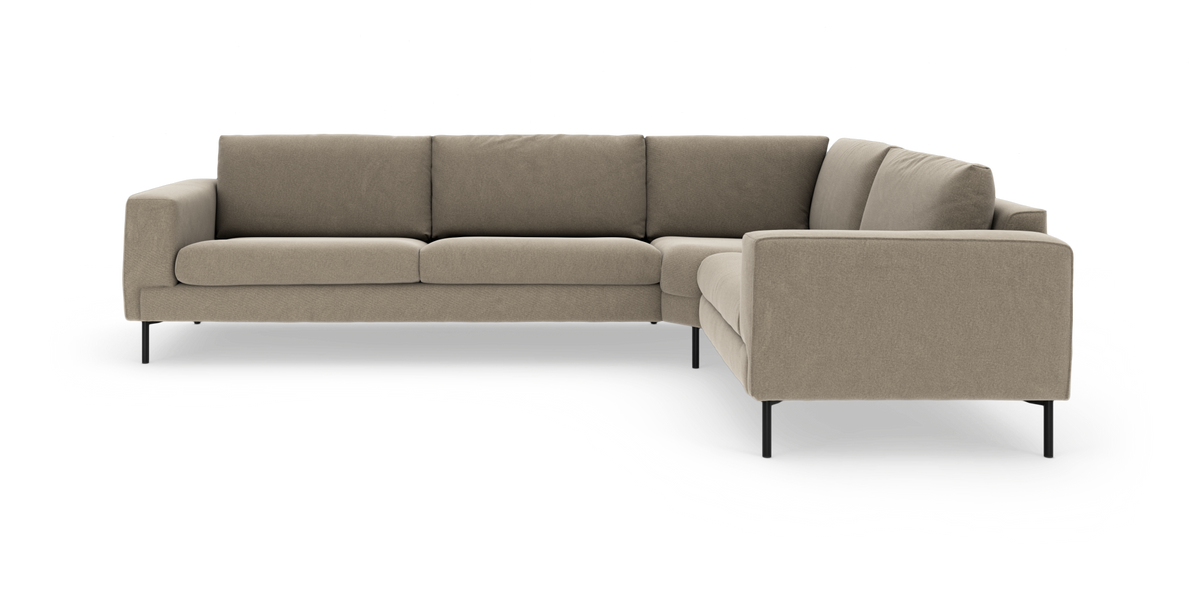 Beige L‑formad hörnsoffa med högervänd divan och slanka svarta metallben, frilagd på vit bakgrund.
