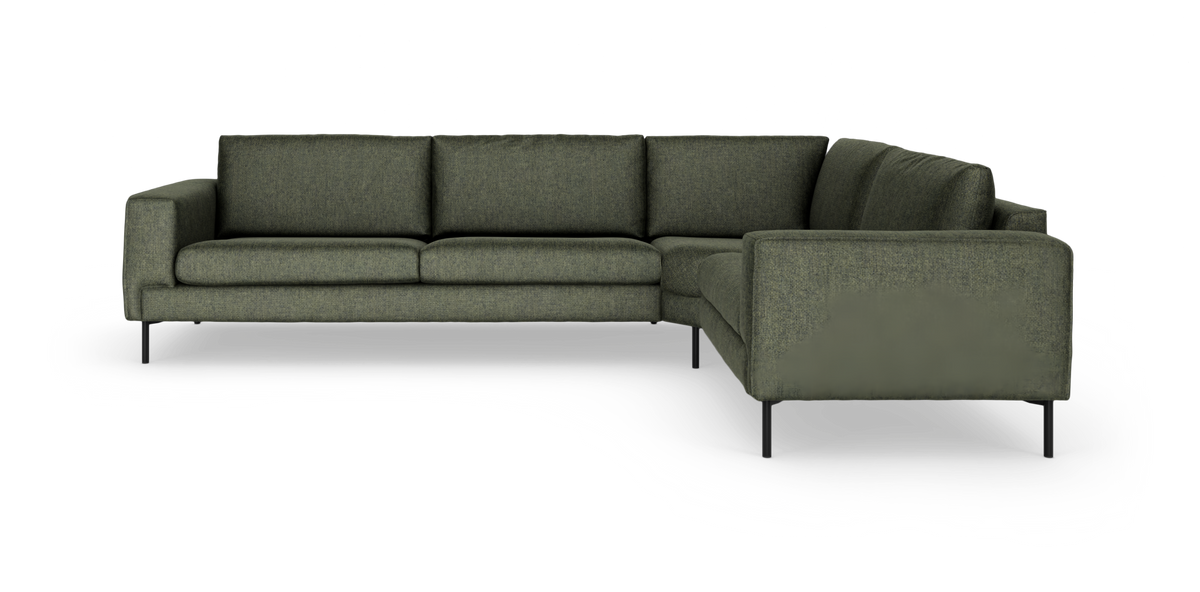 Mörkgrön L‑formad hörnsoffa med slanka svarta metallben i modern design, fotograferad i studio mot vit bakgrund.