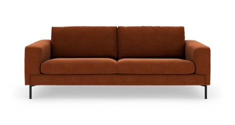 Brun tygsoffa i modern stil med två sittkuddar och smala svarta ben, frilagd på vit bakgrund.