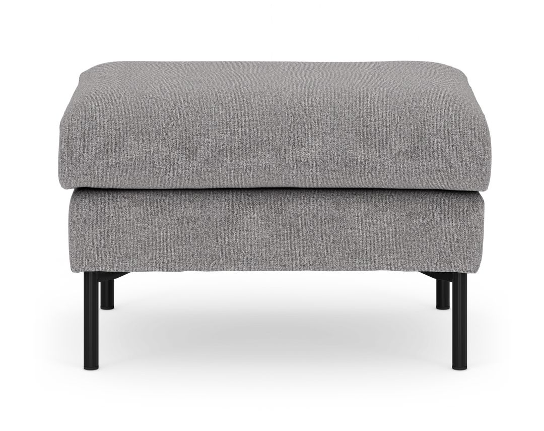 Grå ottoman/skammel i textil med svarta metallben, sedd framifrån.