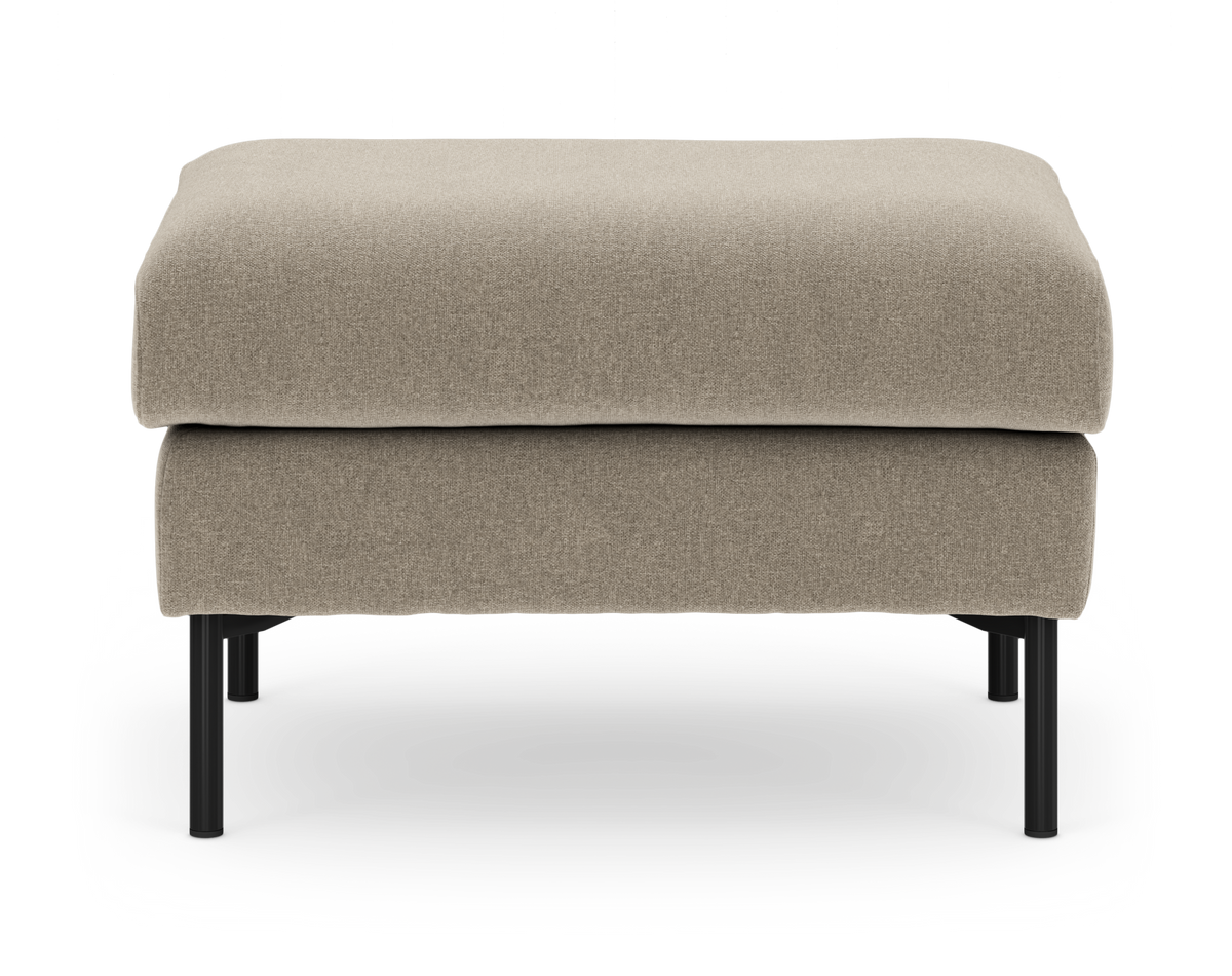 Beige fotpall/ottoman med svarta metallben, sedd framifrån mot vit bakgrund.