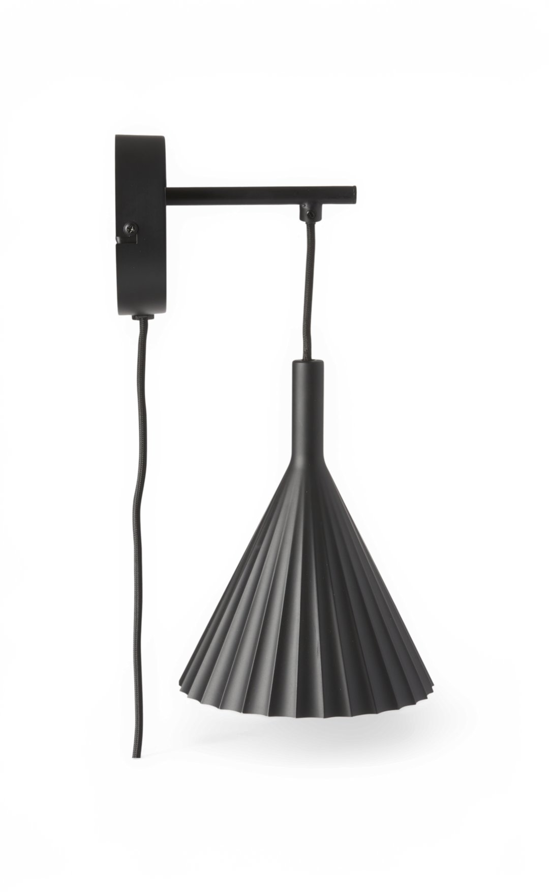 Svart vägglampa med veckad konisk skärm, sladd och väggfäste.