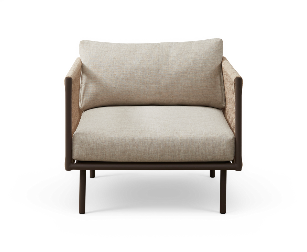 Framifrån av en modern beige fåtölj med brun ram och mjuk sitt- och ryggdyna.