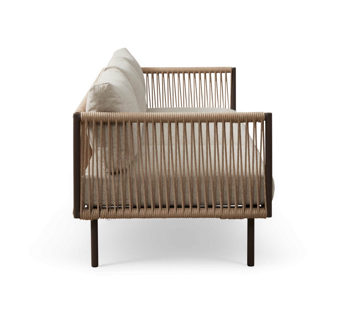 Sidovy av beige soffa med repflätade sidor, stoppad sits och rygg, på mörka metallben.