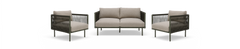 Soffgrupp med två fåtöljer och 2‑sits soffa, beige dynor och mörkgrön flätad ram, frilagd.