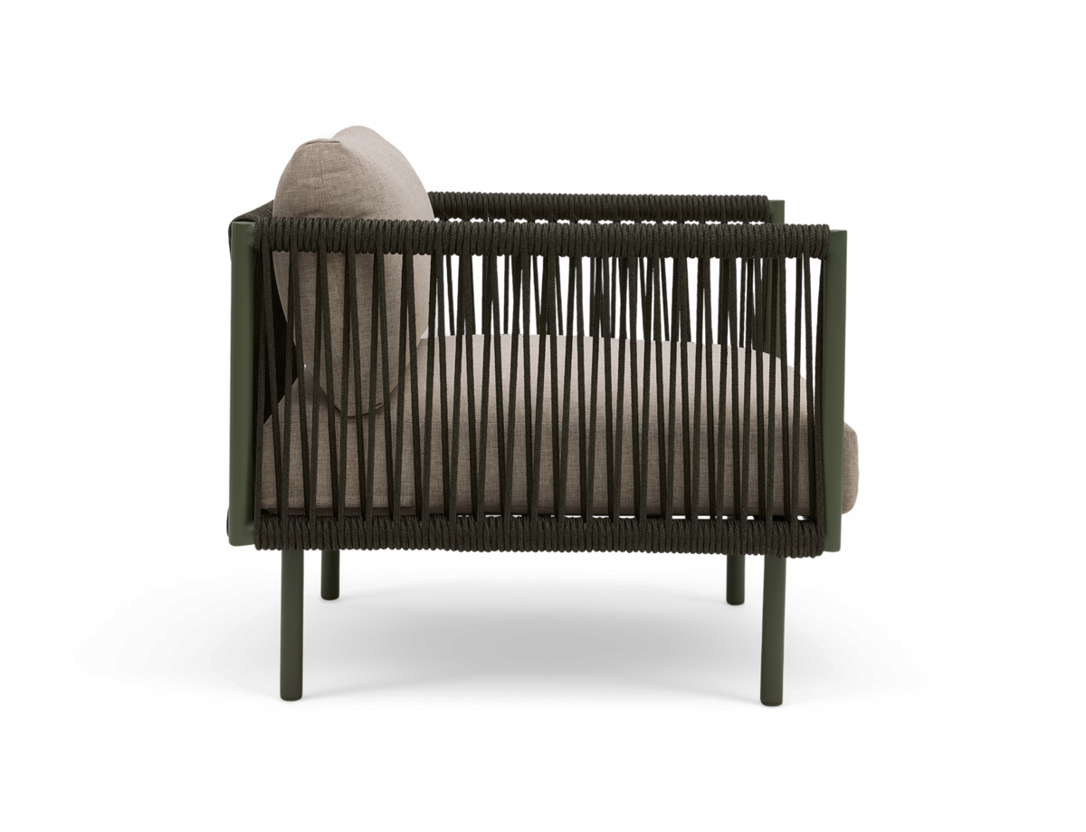 Sidovy av loungestol med mörkgrön ram, svart repflätad sida och beige kuddar på vit bakgrund.