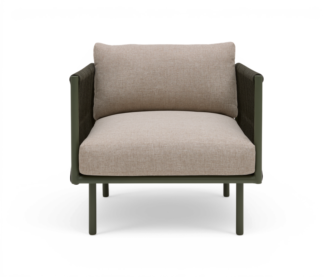 Modern fåtölj med beige kuddar och mörkgrönt metallstativ, frontvy, frilagd på vit bakgrund.