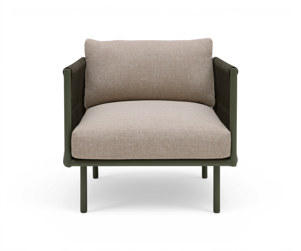 Modern fåtölj med beige kuddar och mörkgrönt metallstativ, frontvy, frilagd på vit bakgrund.