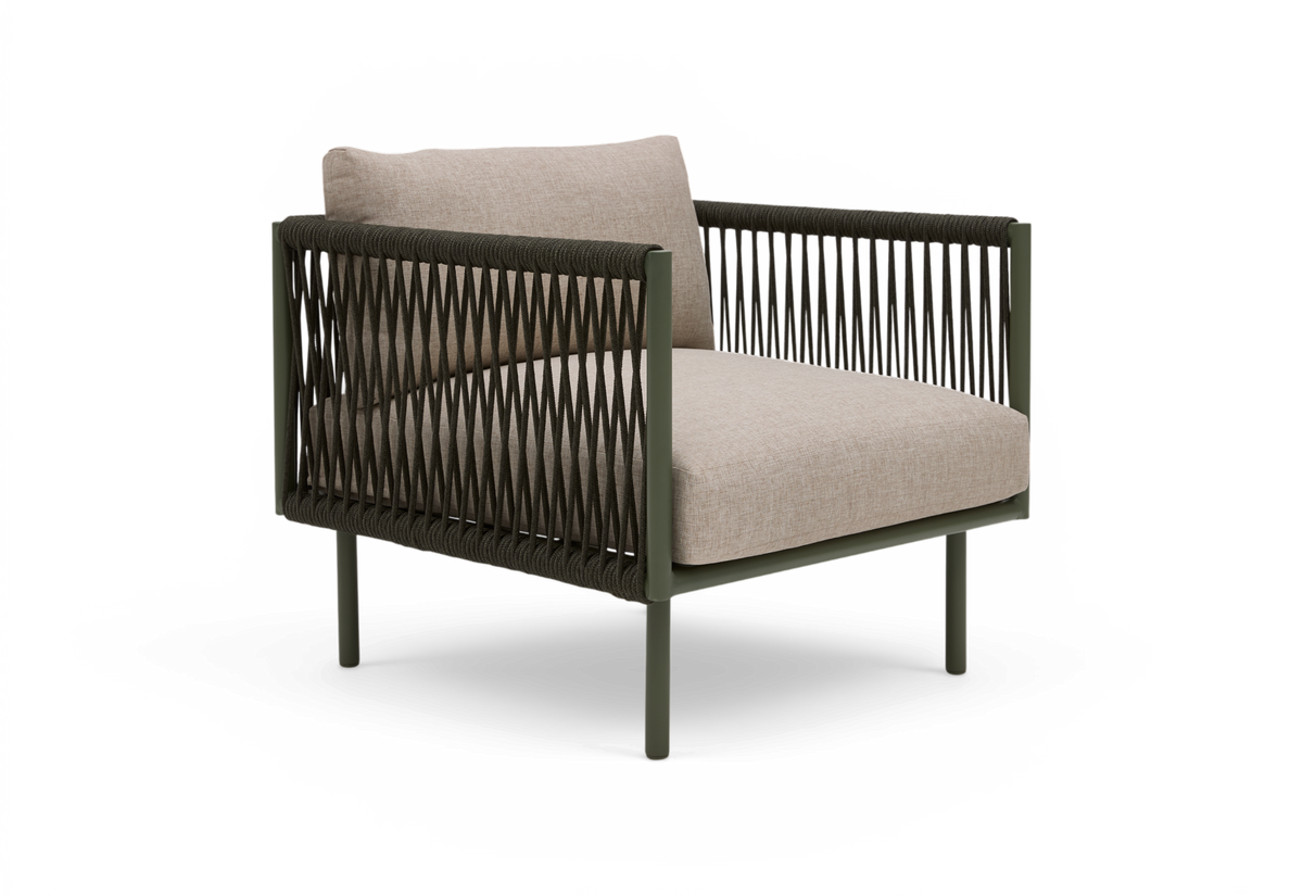 Loungefåtölj med olivgrönt metallstativ, mörkgrå flätade repsidor och beige dynor, frilagd mot vit bakgrund.