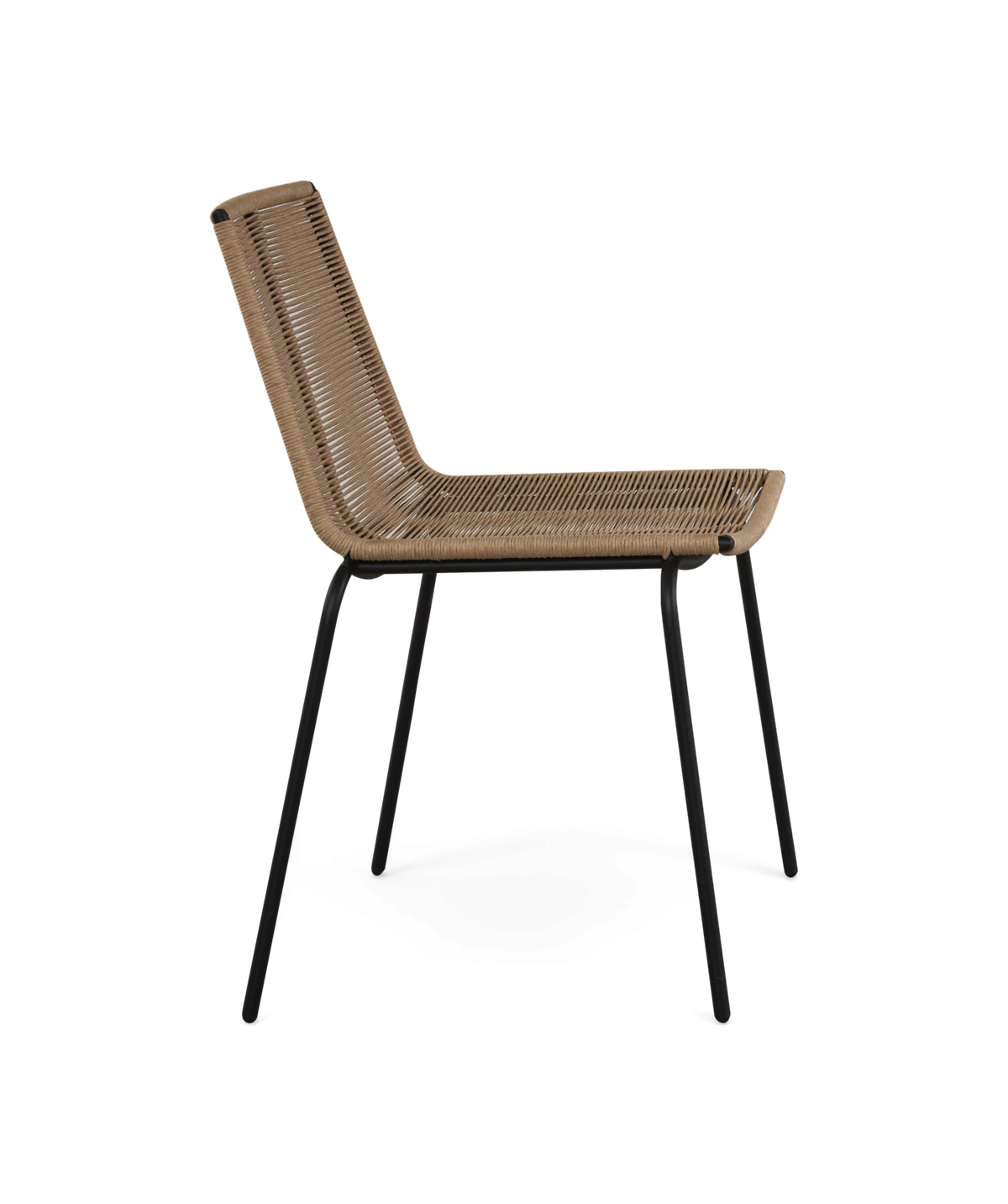 Stol i flätad naturfärgad repdesign med svarta metallben, sidovy mot vit bakgrund.