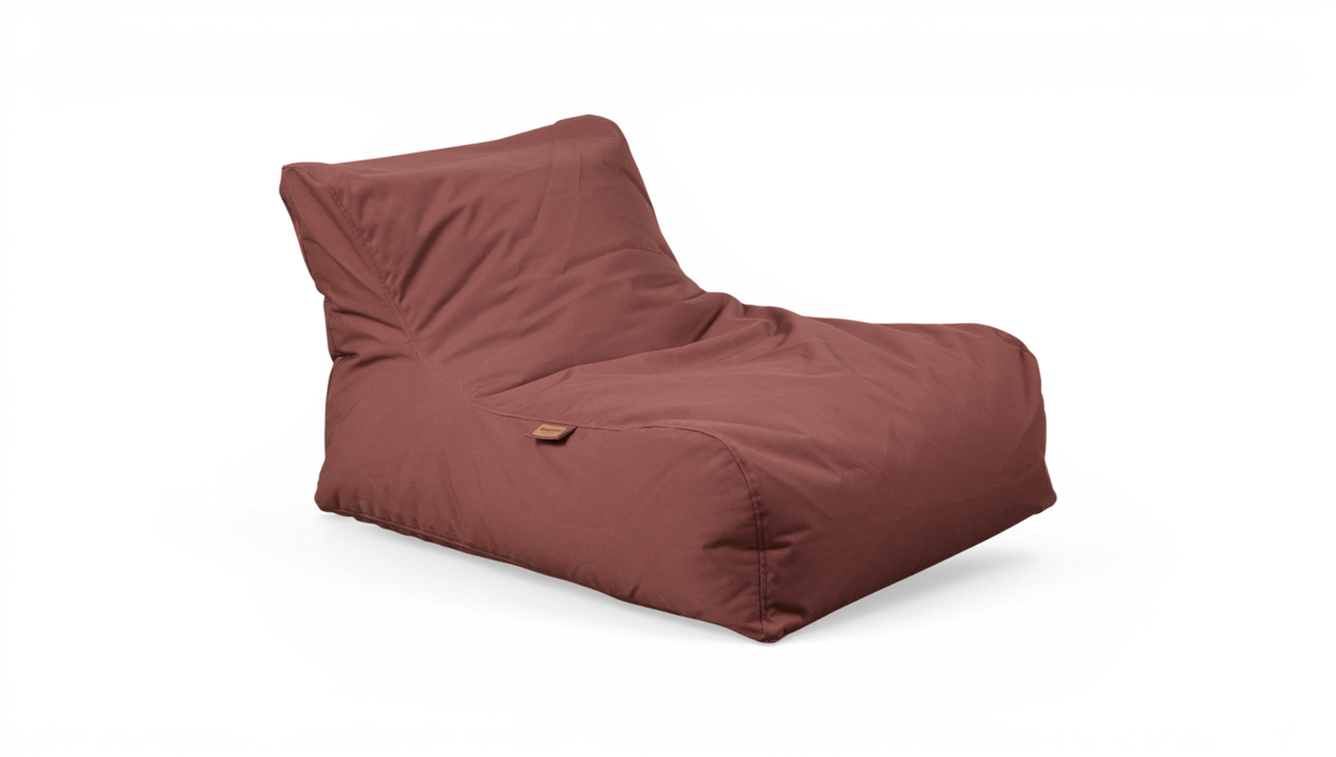 Brunröd säckstol/beanbag-fåtölj i tyg, frilagd mot vit bakgrund.