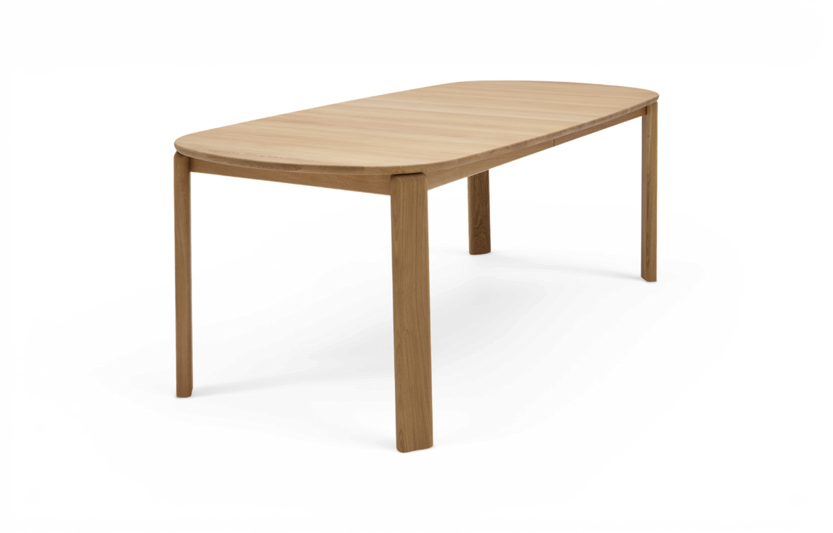 Minimalist rektangulärt matbord i ek med rundade hörn, frilagt mot vit bakgrund.