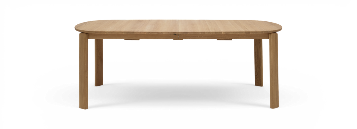 Rektangulärt matbord i ljus ek med mjukt rundade hörn och raka ben, frilagd produktbild.