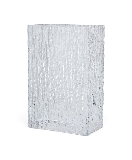 Rektangulär klar glasdekoration med isliknande textur, frilagd på svart bakgrund.