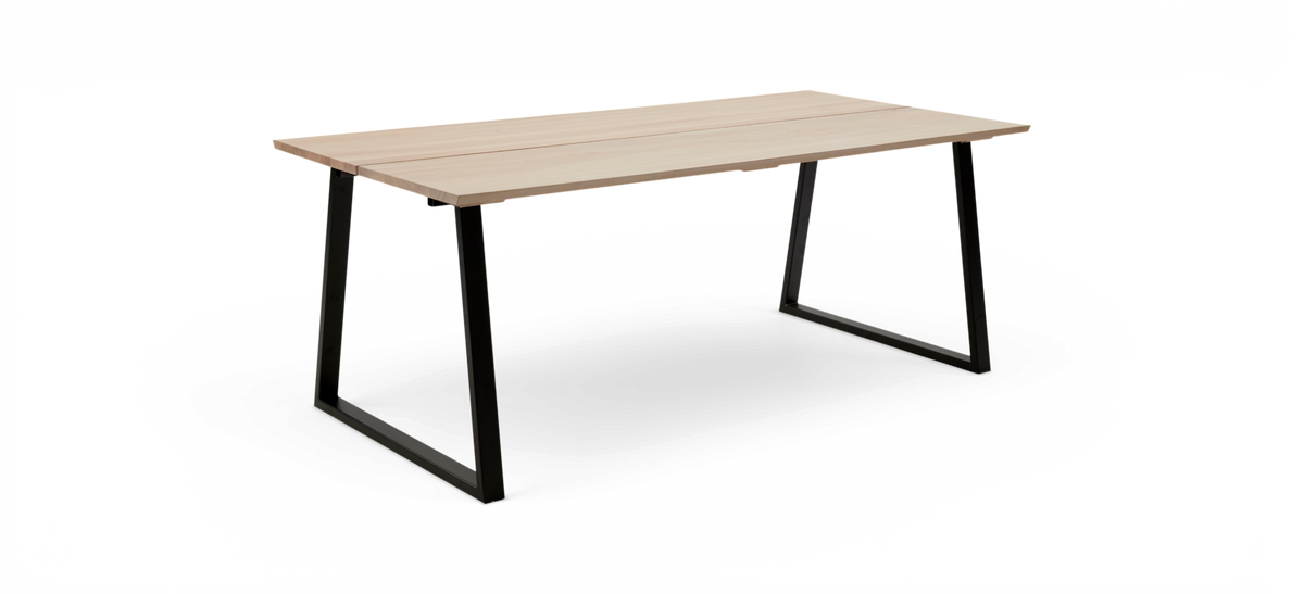 Rektangulärt bord med ljus träskiva och svarta metallben, frilagt på vit bakgrund.