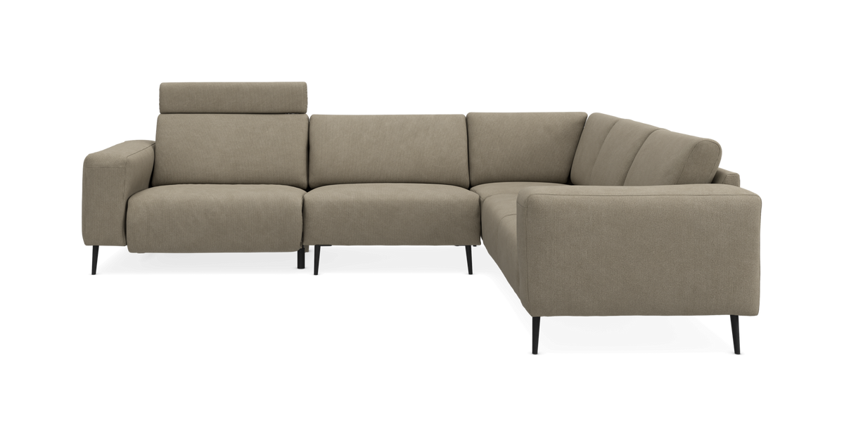 Beige L‑soffa i vinkel med justerbart nackstöd och svarta metallben, sedd rakt framifrån.