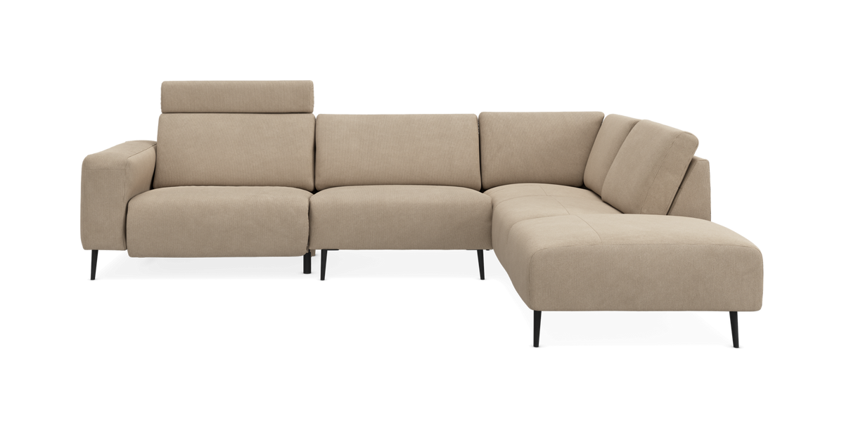 Beige L‑formad modulsoffa med höga svarta ben och justerbart nackstöd, frilagd på vit bakgrund.