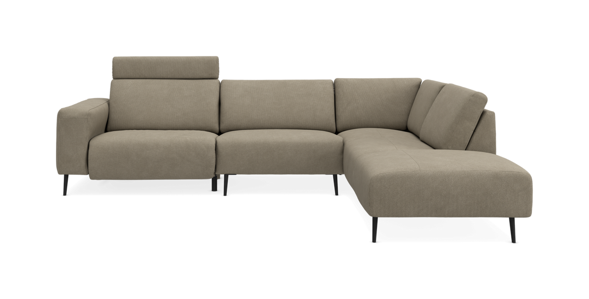 Beige hörnsoffa i modern design med divan till höger och justerbart nackstöd på vänster sittplats.