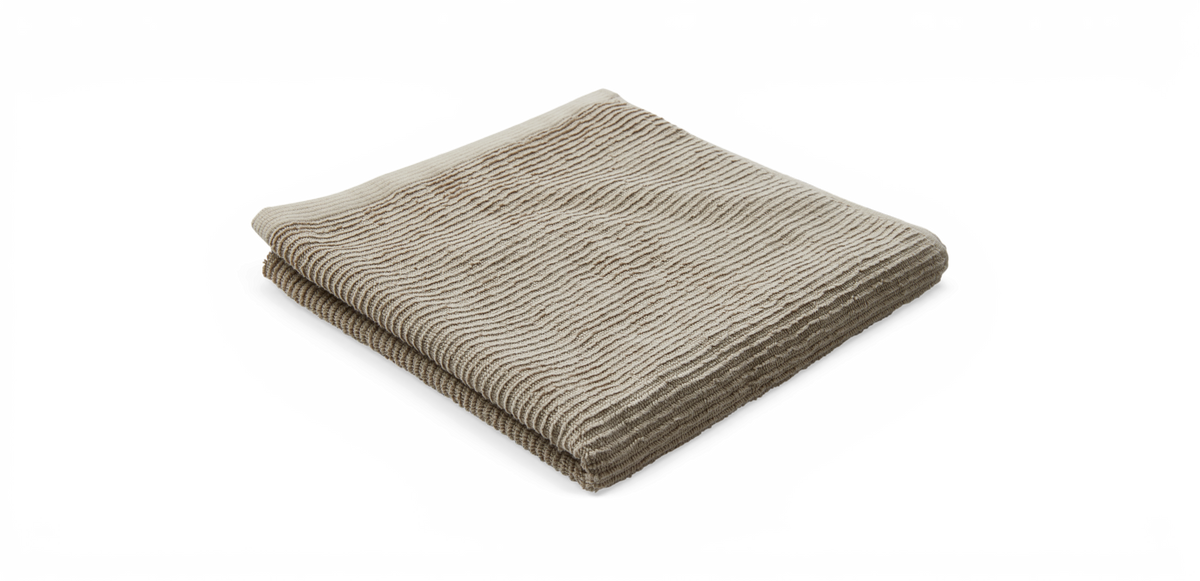 Beige, ribbad pläd vikt på vit bakgrund.