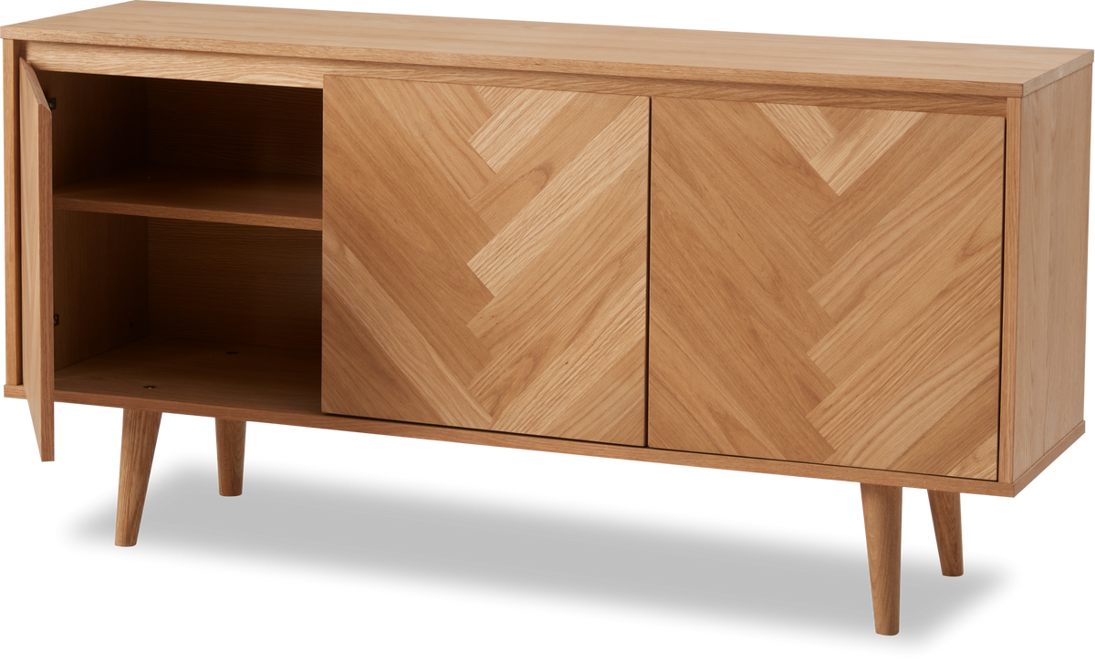Sideboard i ek med chevronmönstrade dörrar och avsmalnande ben; en dörr är öppen och visar en hylla.