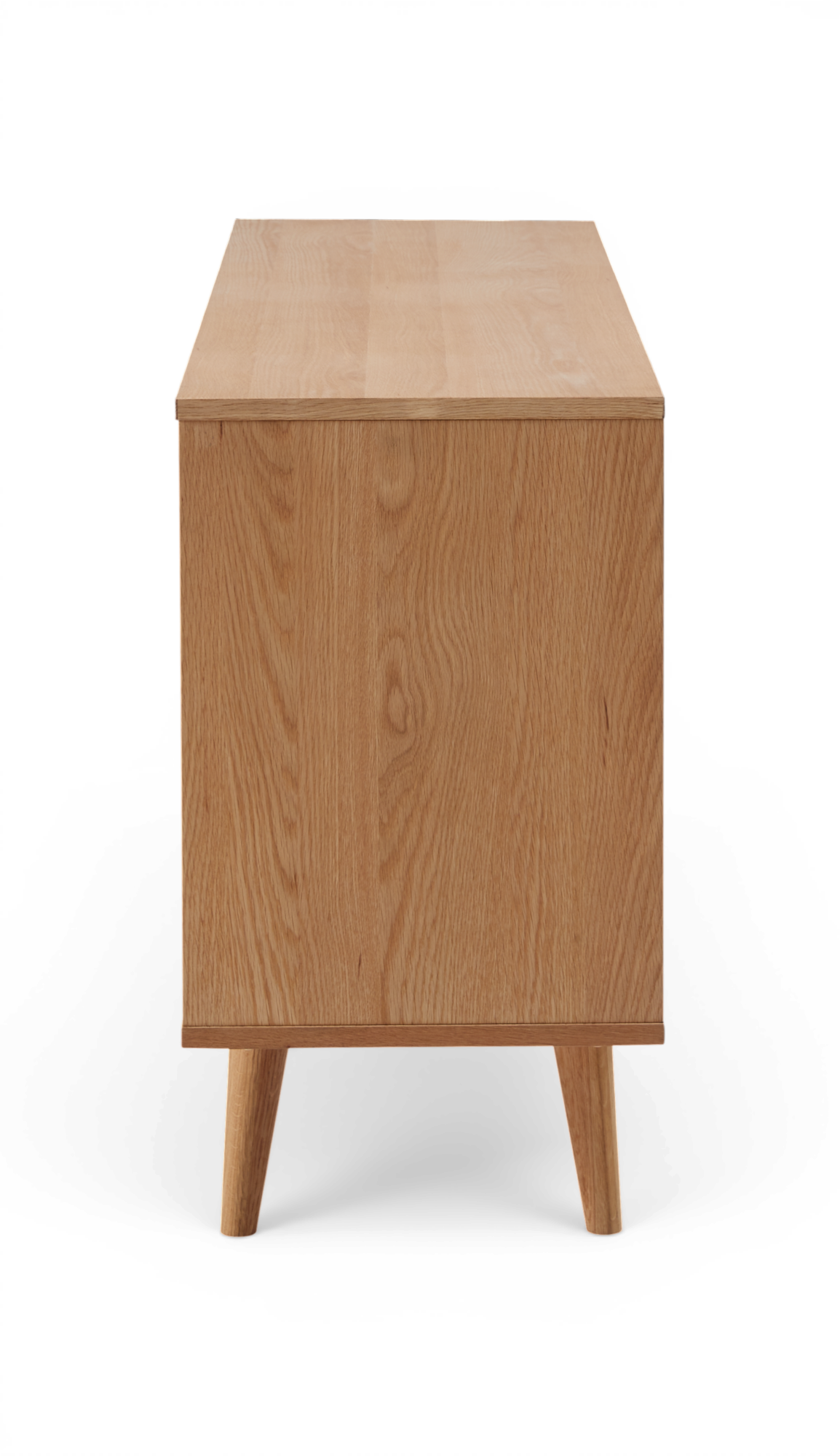 Sideboard i ljus ek med koniska ben, vy från sidan.