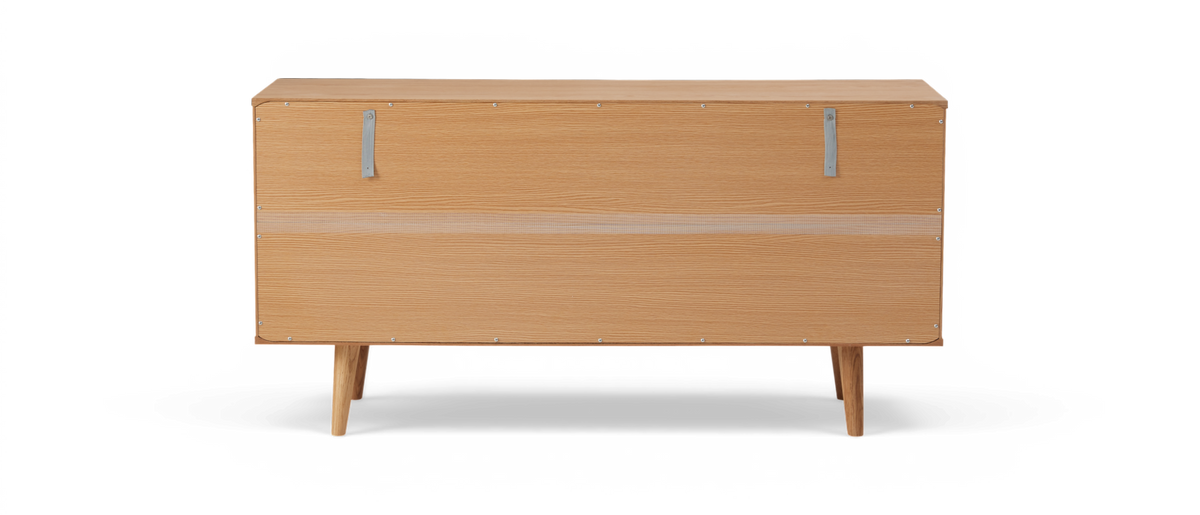 Låg sideboard i ljus ek med fyra smala ben, två grå remflikar upptill och ett diskret horisontellt band på fronten; frilagd produkt sedd rakt framifrån.