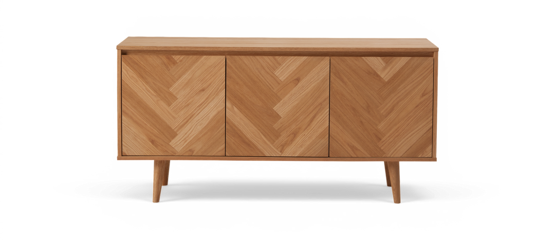 Sideboard i ljus ek med tre chevronmönstrade dörrar och slanka ben, frilagd på vit bakgrund.