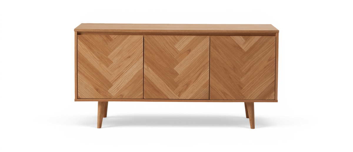 Sideboard i ljus ek med tre chevronmönstrade dörrar och slanka ben, frilagd på vit bakgrund.