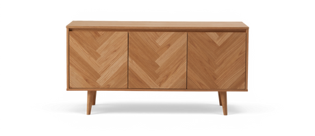 Sideboard i ljus ek med tre chevronmönstrade dörrar och slanka ben, frilagd på vit bakgrund.