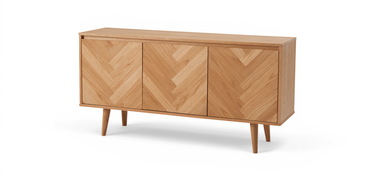 Sideboard i ek med fiskbensmönster, tre dörrar och avsmalnande ben.