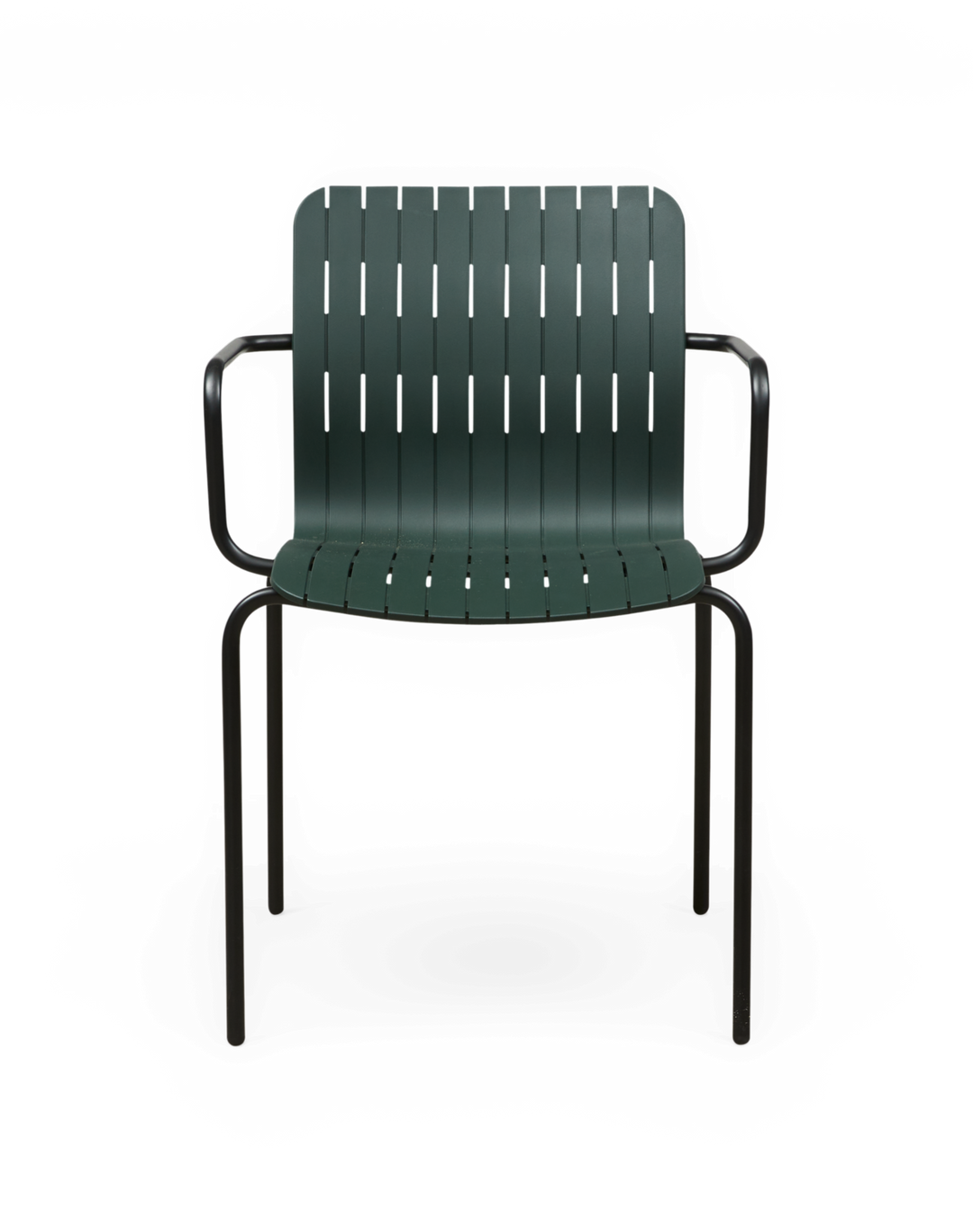 Grön lamellstol med armlän och svart metallstomme, frilagd frontvy.