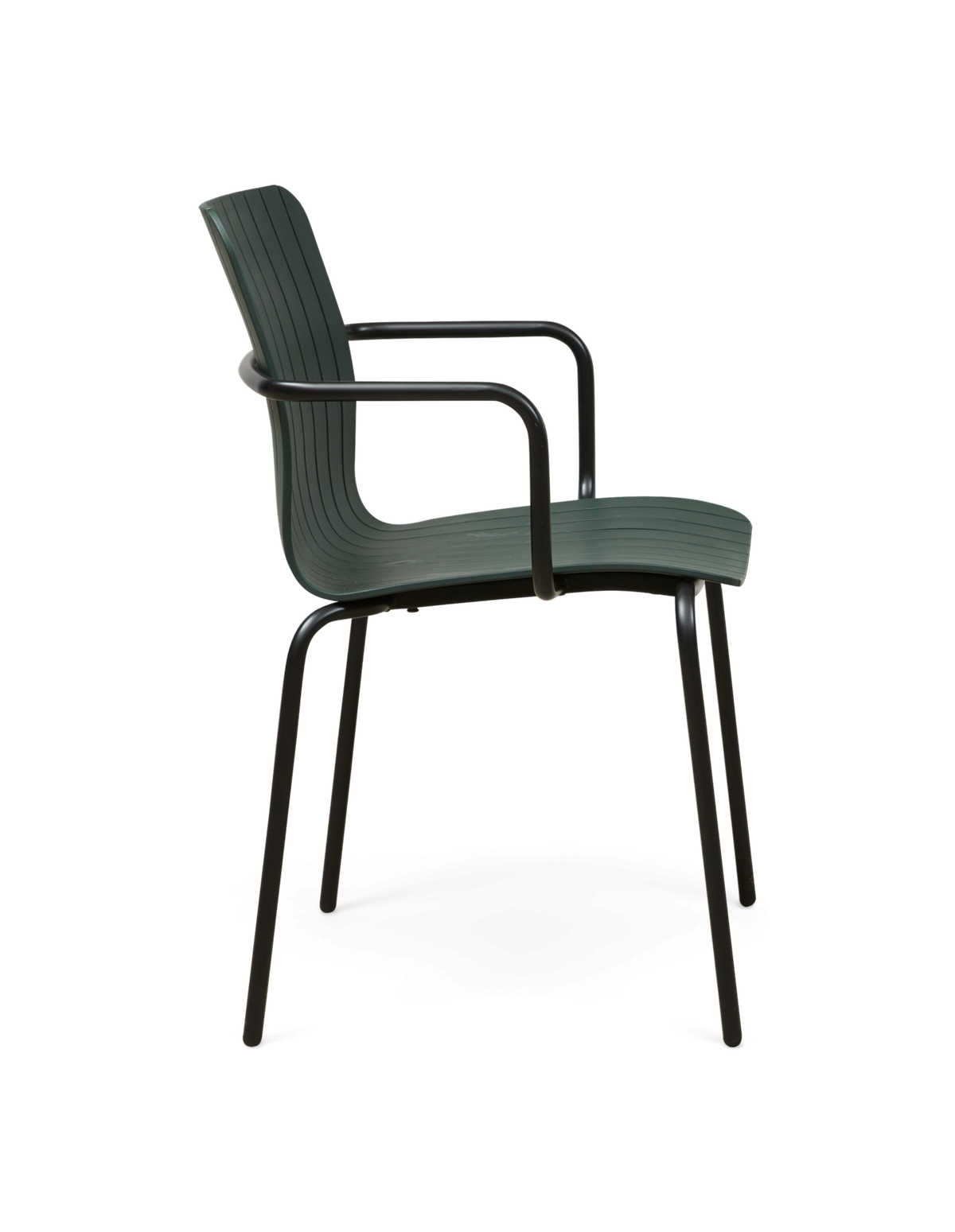 Modern stol med armlän i svart metall och mörkgrön ribbad sits och rygg, frilagd på vit bakgrund.