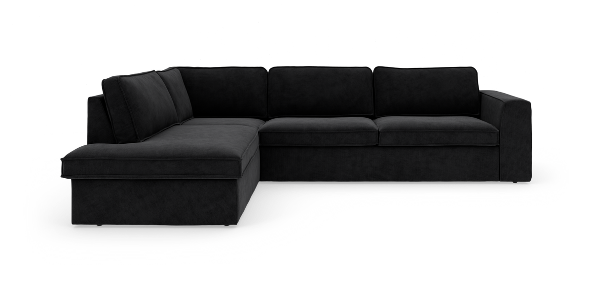 Svart L‑formad modulsoffa med divan till vänster på vit bakgrund.