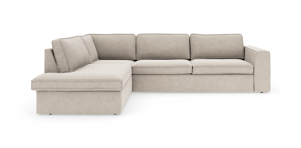 L‑soffa i ljusbeige tyg med vänster schäslong och raka armstöd, modern och enkel design på vit bakgrund.