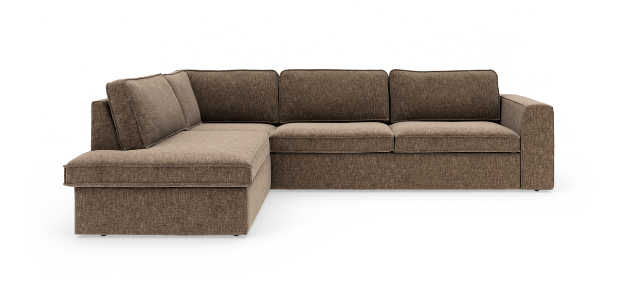 Brun L‑soffa i tyg med vänstervänd schäslong, sektionell i modern design på vit bakgrund.