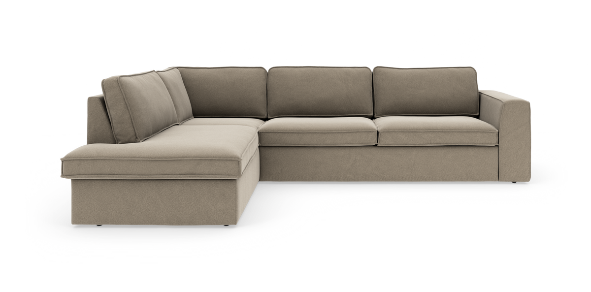 L-formad beige modulsoffa med schäslong till vänster, fristående på vit bakgrund.