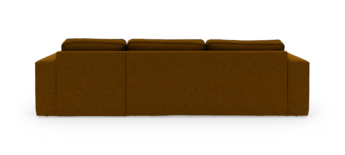 Brun modulsoffa med tre ryggkuddar sedd rakt bakifrån i studiomiljö, enkel och rak design.