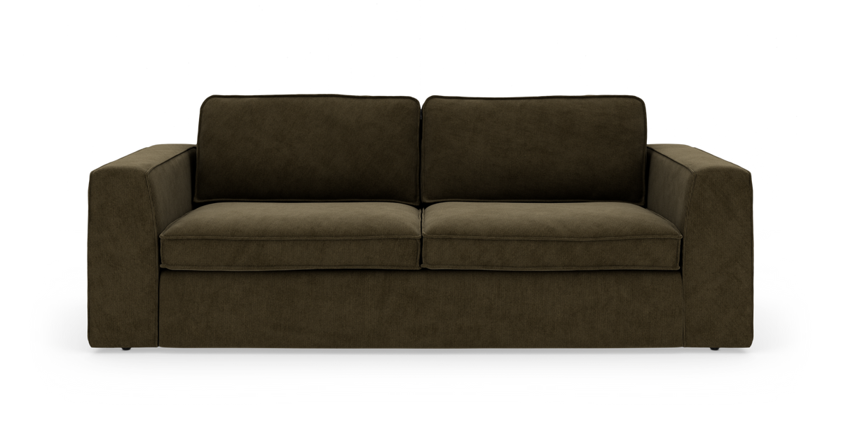 Mörk olivgrön 3-sits soffa med breda armstöd och två ryggkuddar, frilagd mot vit bakgrund.