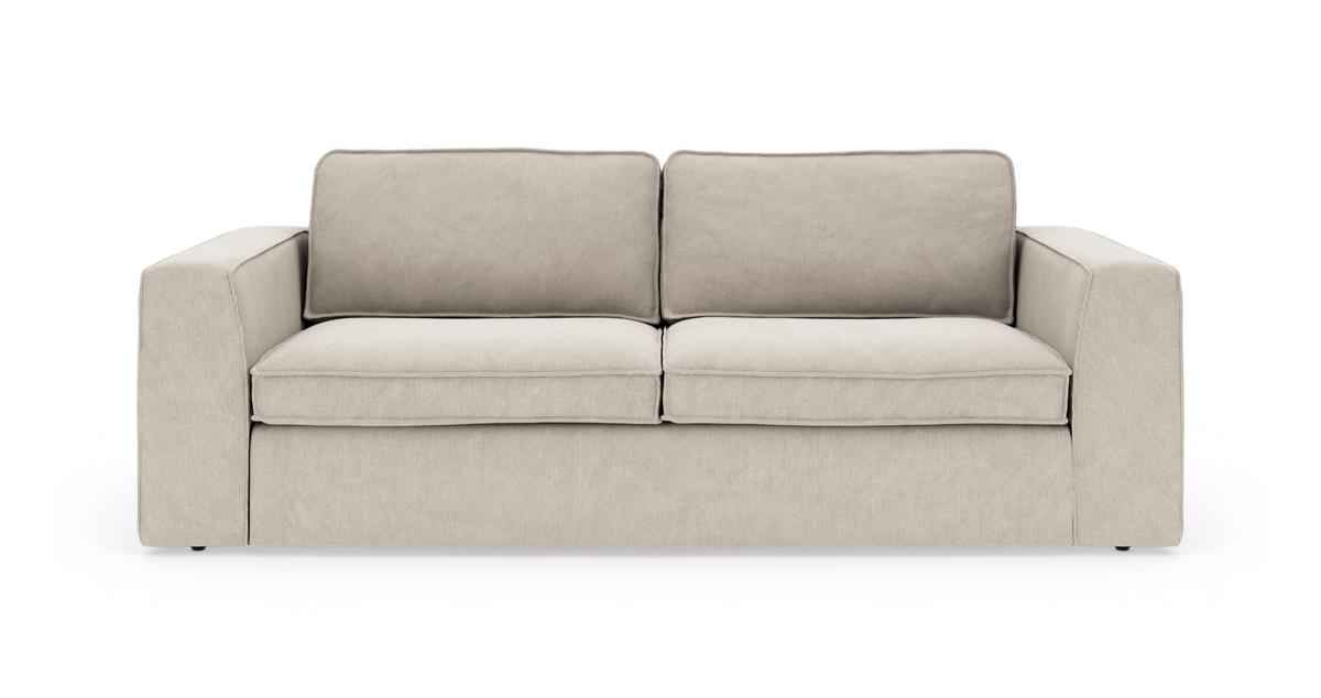 Beige modern 3‑sits soffa med raka armstöd, två sittkuddar och två ryggkuddar, frontvy frilagd mot vit bakgrund.