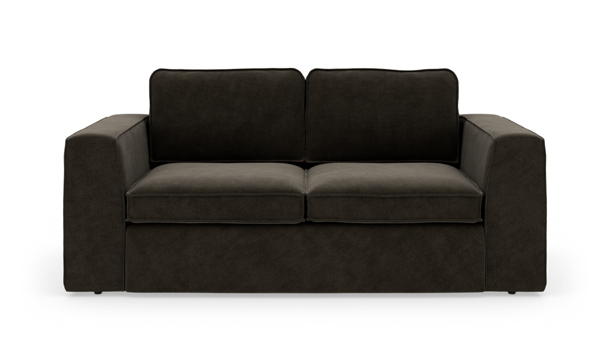 Mörkbrun 2-sits soffa med tjocka armstöd, frontvy på vit bakgrund.