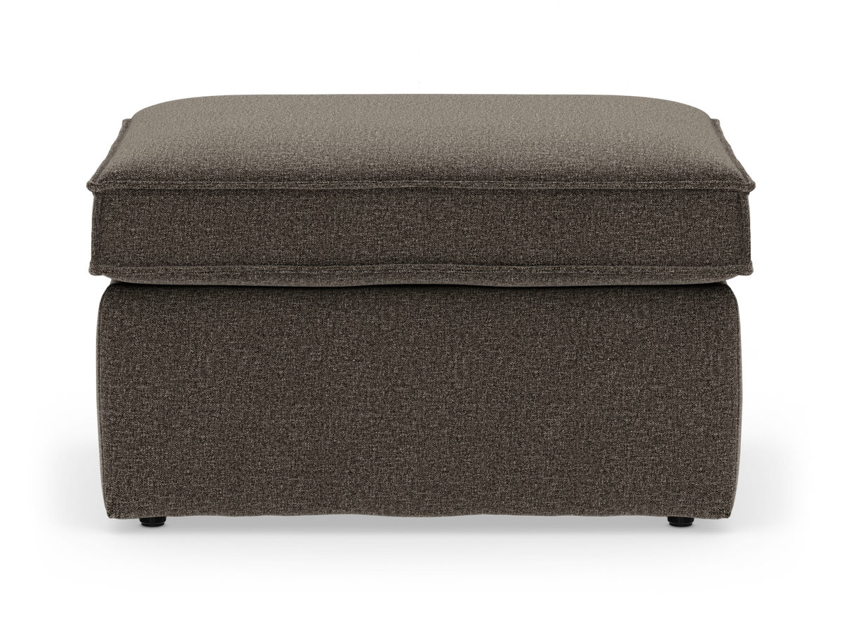 Mörkbrun tygpall/ottoman i enkel, modern design sedd rakt framifrån.