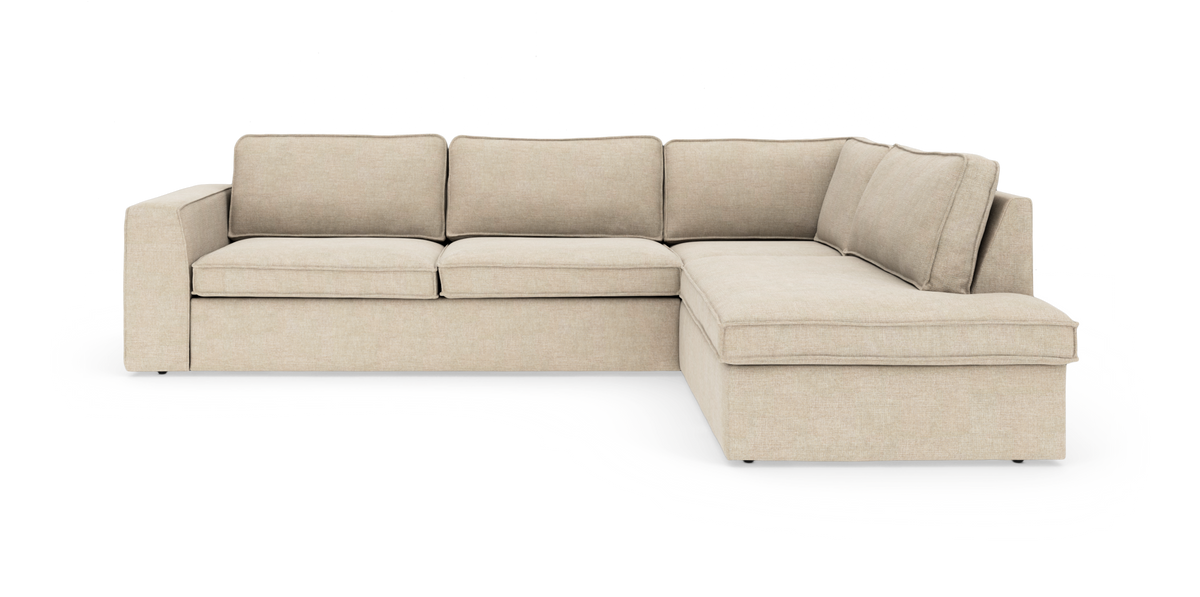 Beige L‑soffa med schäslong till höger, modern tygsoffa med mjuka dynor, frilagd på vit bakgrund.