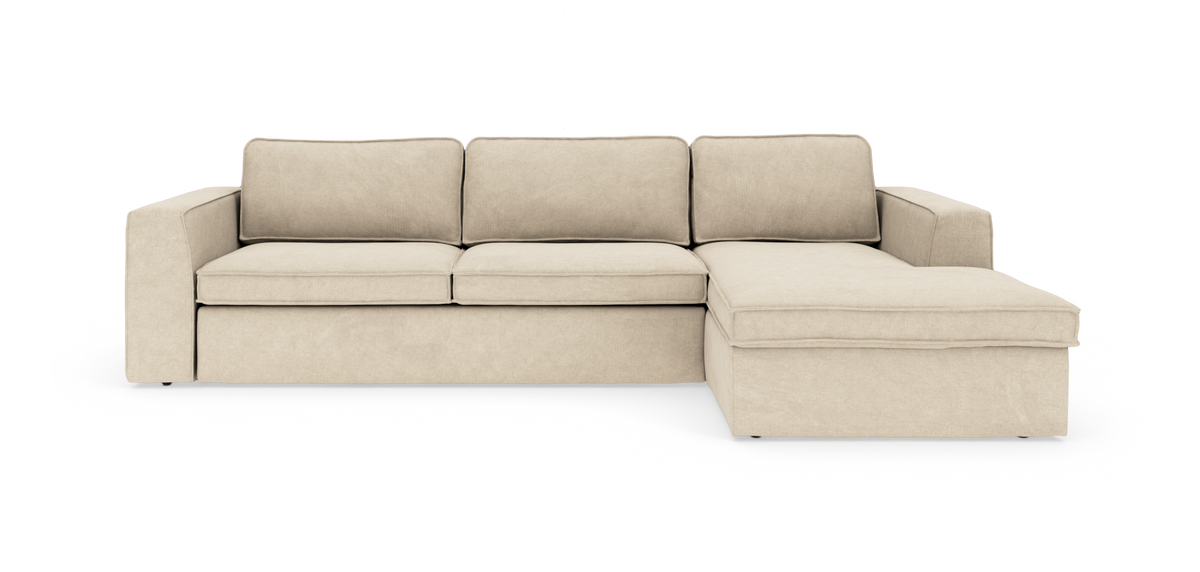 Beige hörnsoffa med högerställd divan, tre sittplatser och raka, moderna linjer mot vit bakgrund.