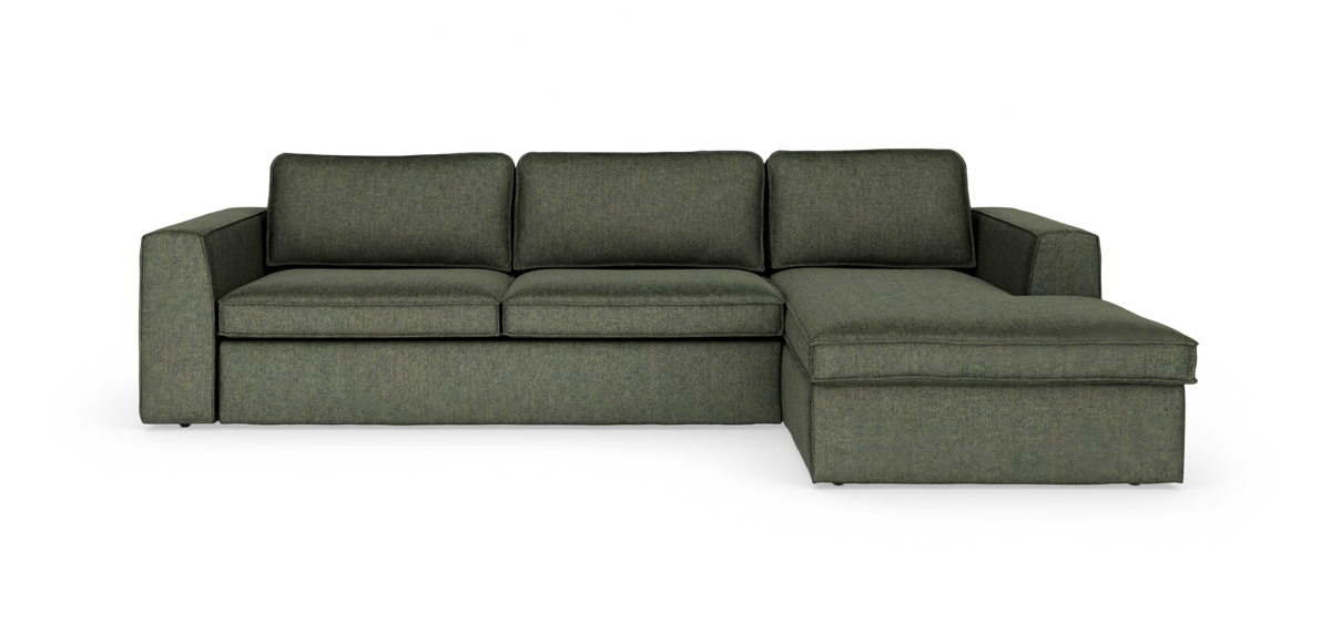 Mörkgrön, modern 3-sitssoffa med höger schäslong i tyg, rak och lådformad design på vit bakgrund.