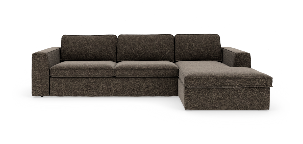 Brun L-soffa med schäslong till höger, modern boxig design mot vit bakgrund.