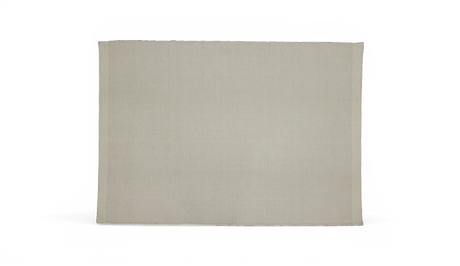 Beigefärgad vävd tygservett/placemat mot svart bakgrund, enkel och centrerad.